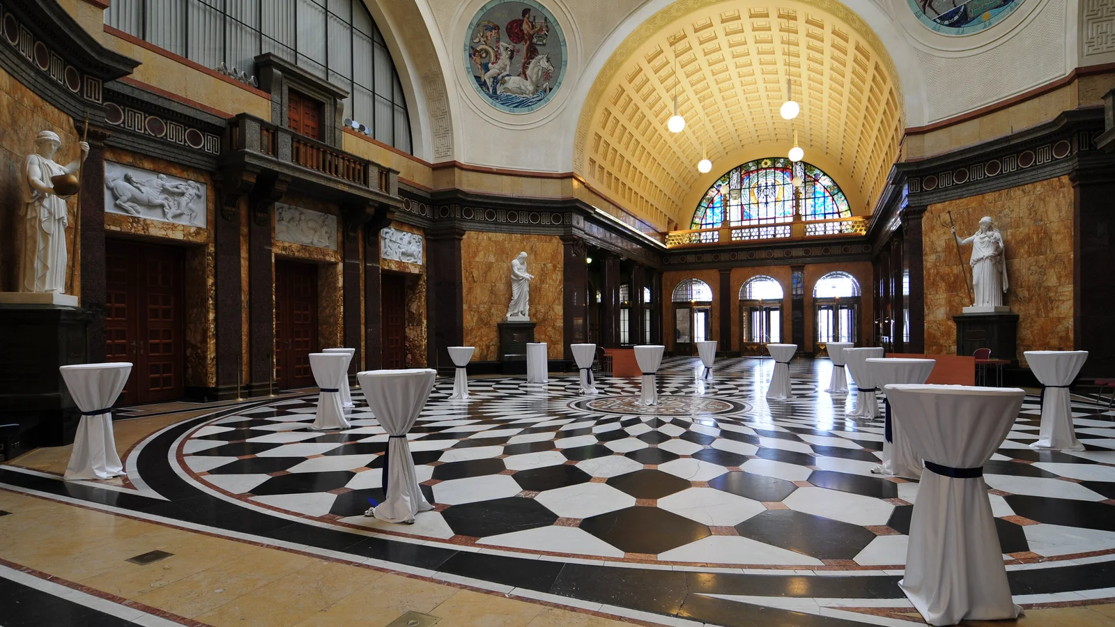 Spielsaal der Spielbank Wiesbaden mit Roulettetischen, wie sie deutsche Online Casinos in ihre Livebereiche streamen